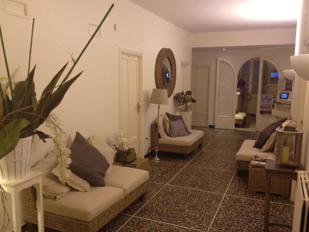 Hotel Gabbiano Аласио Екстериор снимка