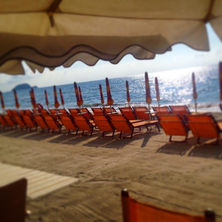 Hotel Gabbiano Аласио Екстериор снимка