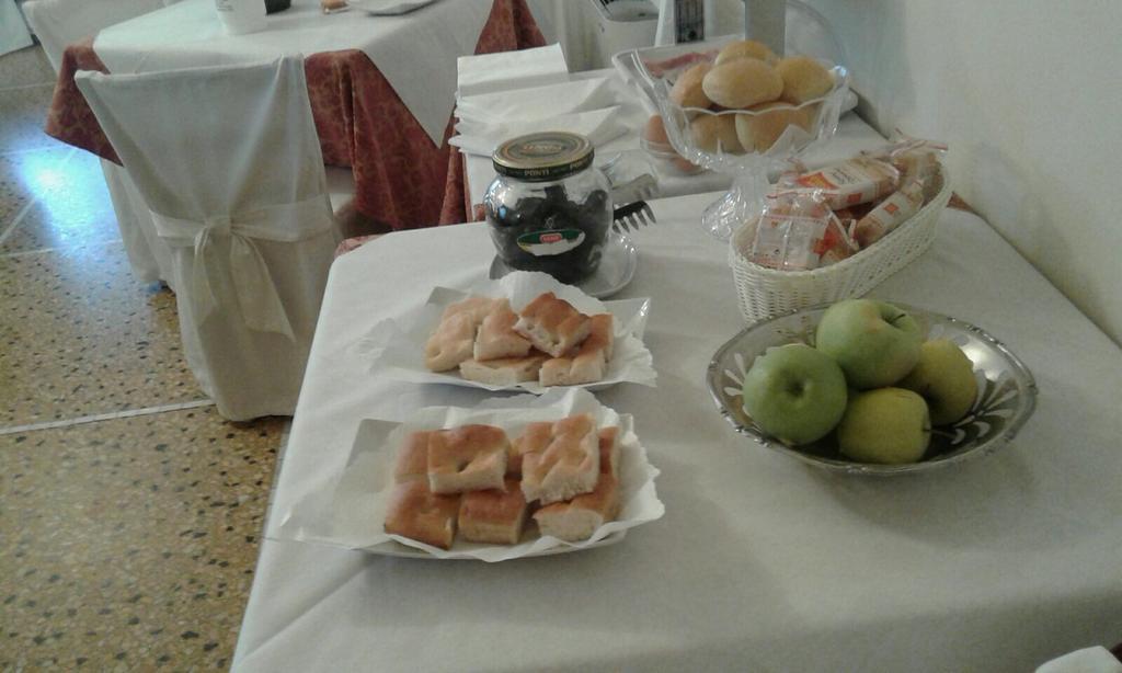 Hotel Gabbiano Аласио Екстериор снимка